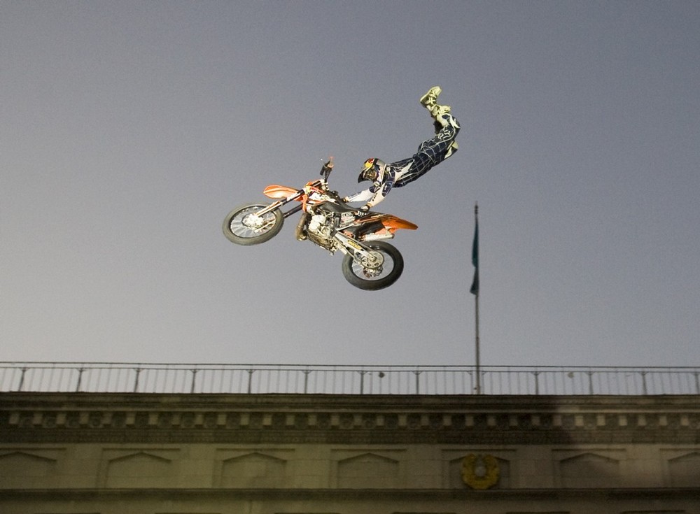 Red Bull X Fighters -    (16 )