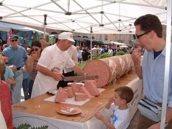 Итальянская колбаса Bologna Tracio (10 фото)