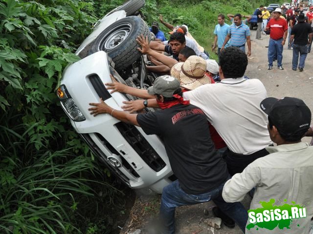 Не любят полицейских в Гондурасе (5 фото)