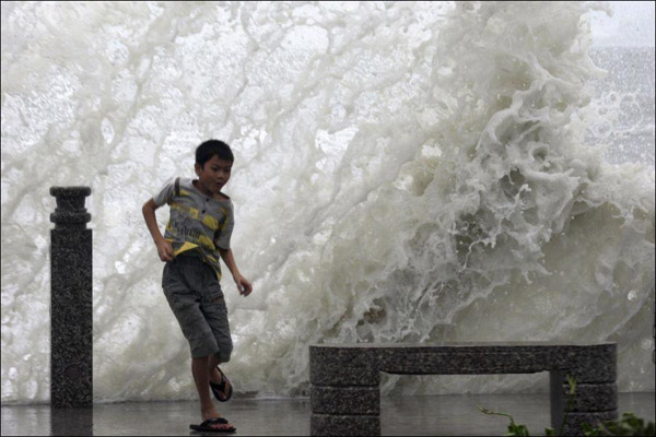 Тайфун Моракот смывает Китай! (22 фото + видео)