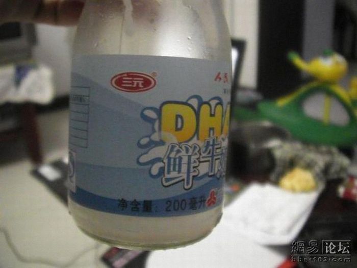 Ужасная находка в бутылке с молоком (8 фото)