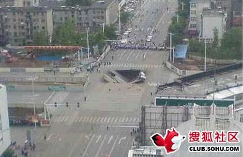Среди бела дня в Китае провалилась дорога! (4 фото)