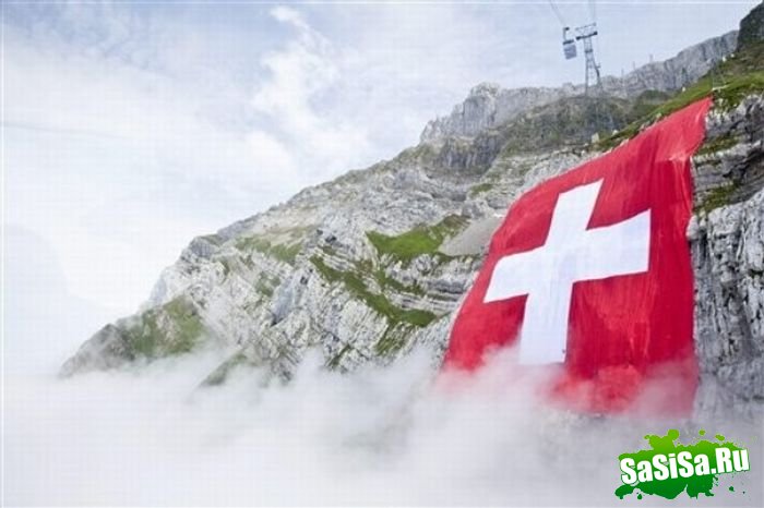 Самый большой швейцарский флаг в мире (13 фото)
