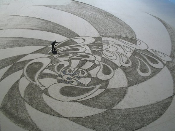 Великолепные рисунки на песке от Peter Donnel (7 фото)