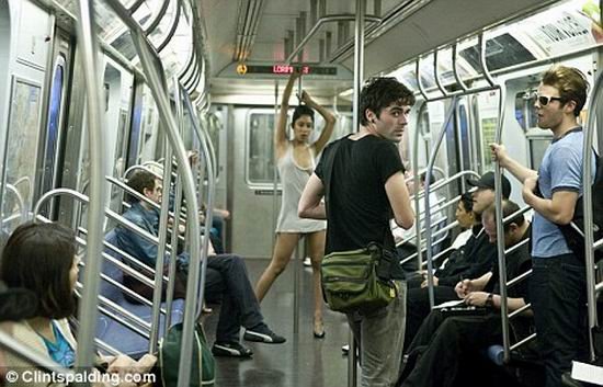Стриптиз в метро (2 фото)