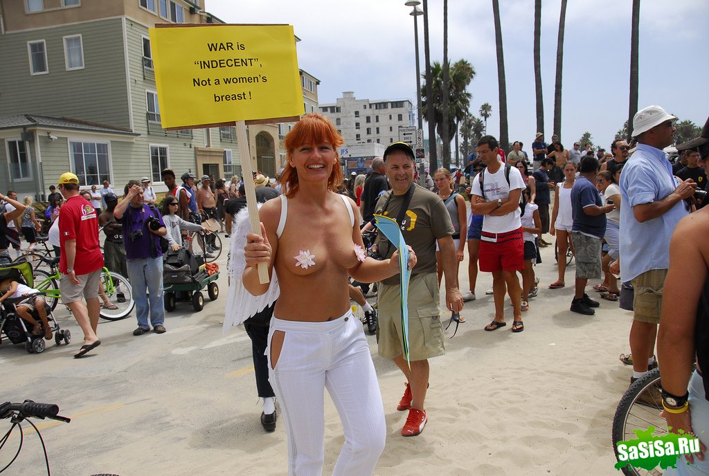 В США прошла акция протеста голых сисек! (10 фото)