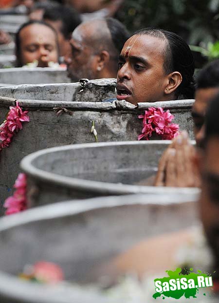 Как индийские священники вызывают дождь:) (5 фото)