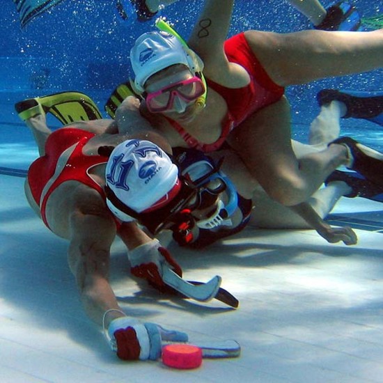 Необычный спорт: подводный хоккей! (2 фото + видео)