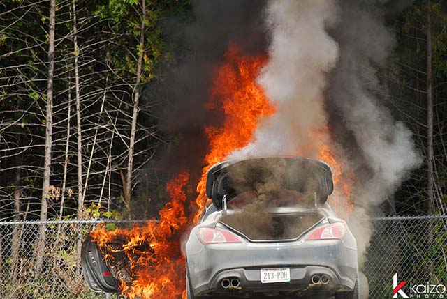 Как горит Hyundai Genesis Coupe (9 фото)