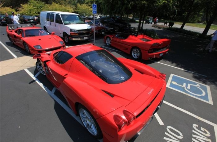 Мастера парковки на Ferrari:) (7 фото)