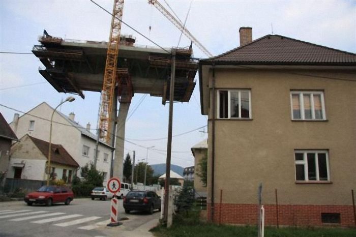 Строительство моста (2 фото)