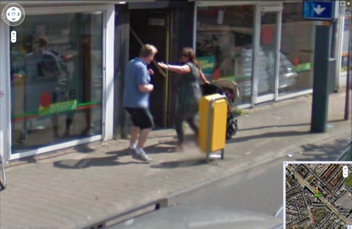 Драка на Google Streetview (2 фото)