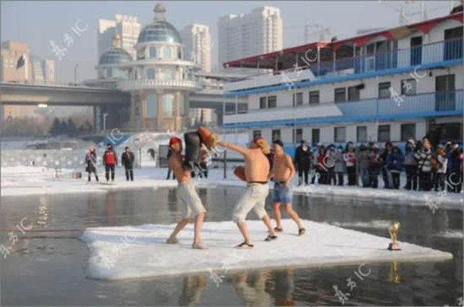 Зимнее развлечение - бокс на льду (3 фото)