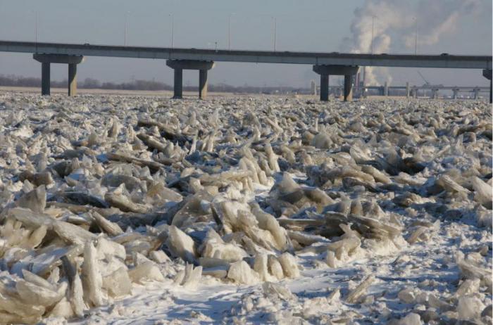 Замерзшая река Мисисипи (6 фото)