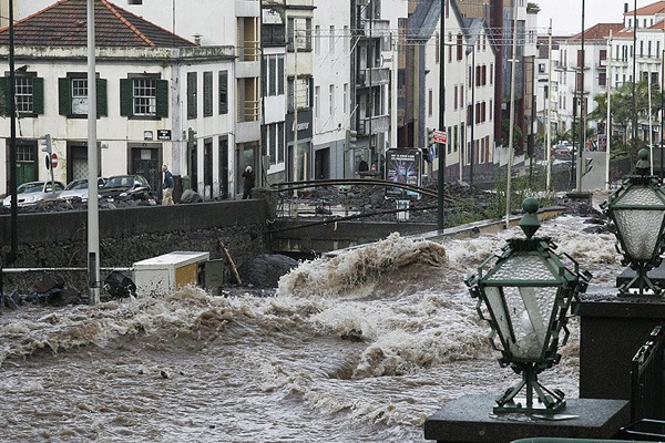 Разрушительное наводнение на острове Мадейра (21 фото)