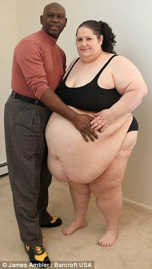 Женщина весом в 273 кг хочет потолстеть! (4 фото)