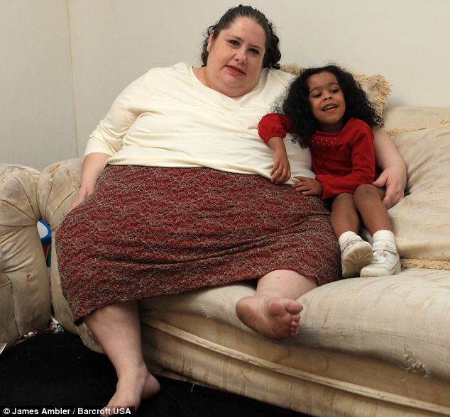 Женщина весом в 273 кг хочет потолстеть! (4 фото)