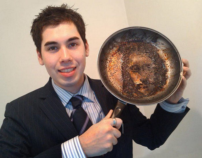 Изображение лика Христа на сковороде (2 фото)