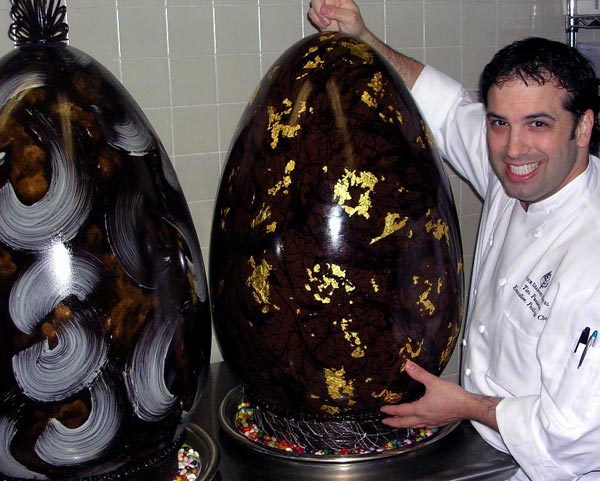Гигантское шоколадное яйцо (2 фото)
