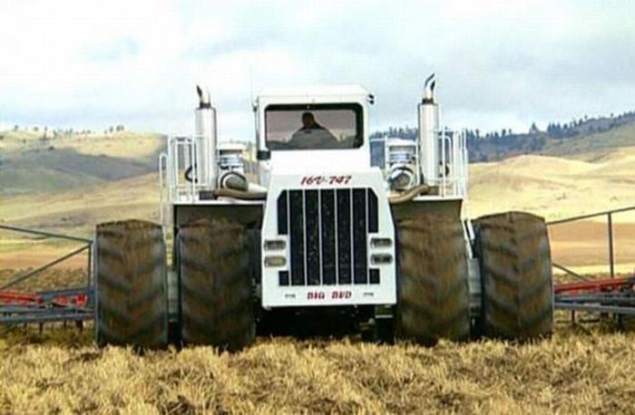 Самый большой трактор (7 фото)