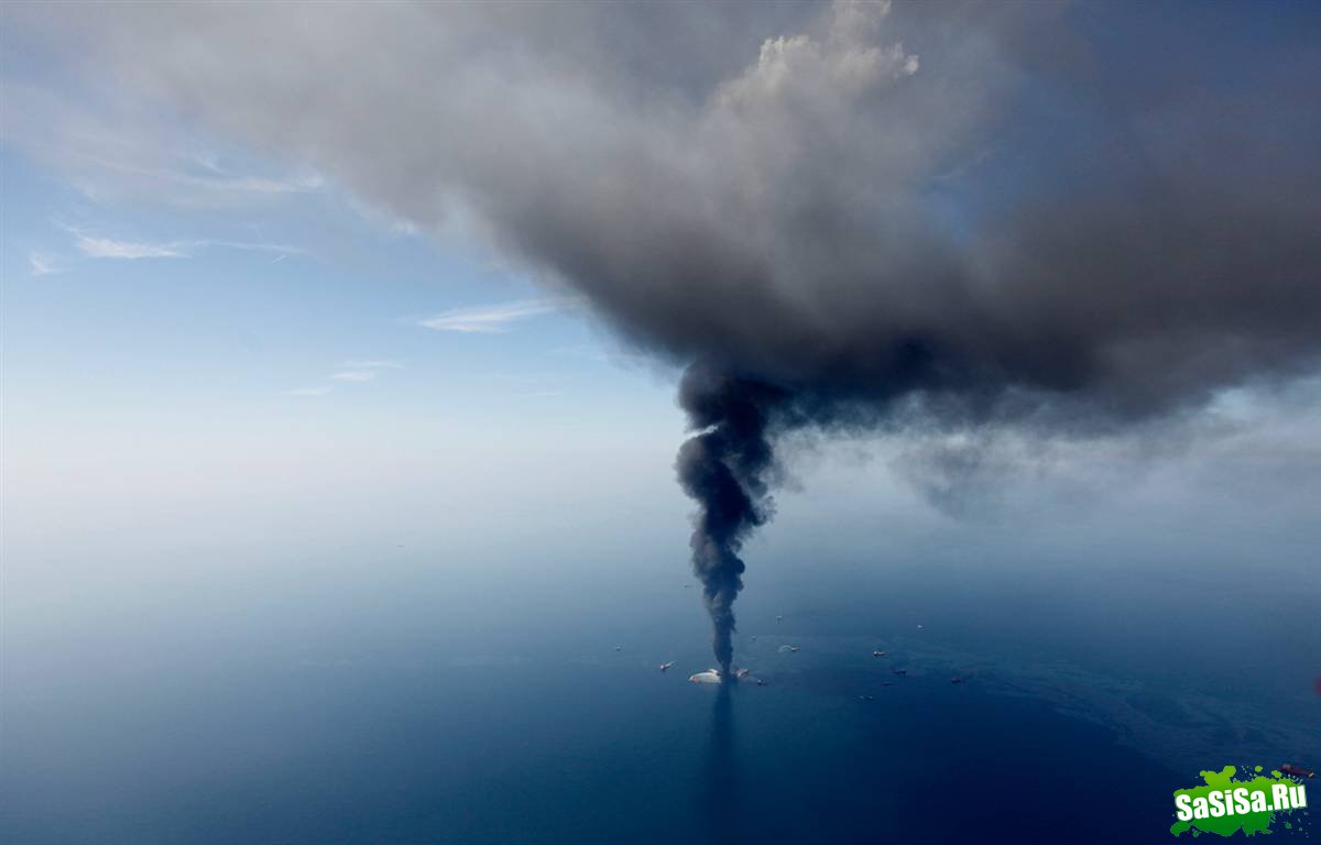 Пожар на нефтяной вышке (7 фото)