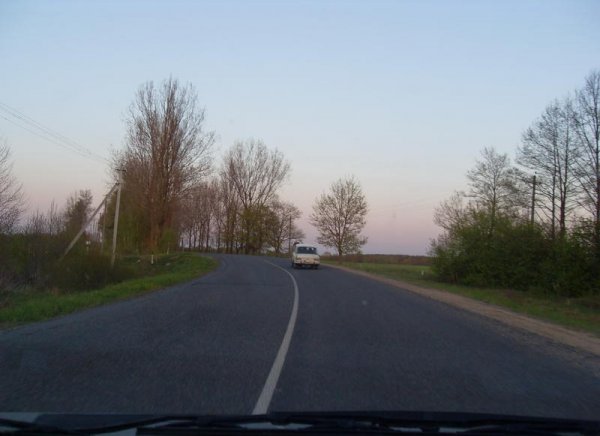 Москвич едет медленно:) (1 фото)