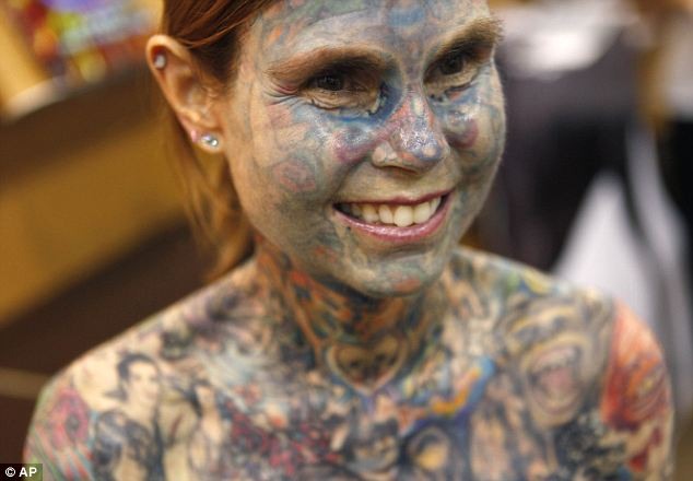 Самая татуированная женщина в мире (5 фото)