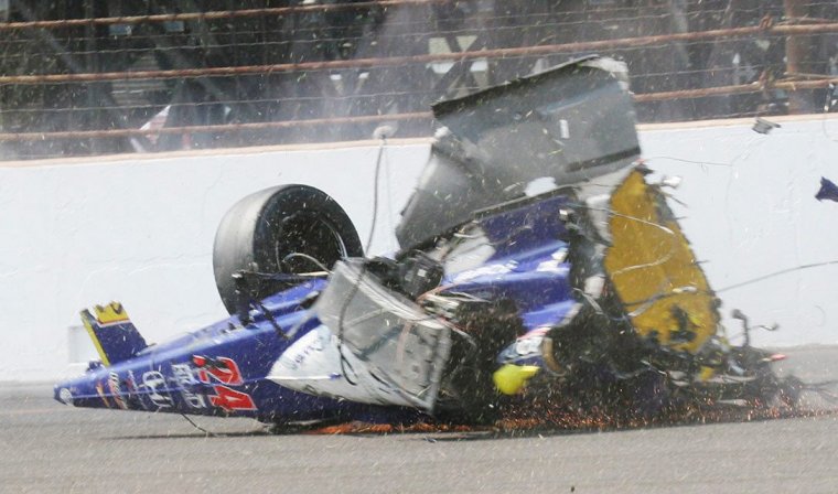 Авария во время гоночных состязаний в Индианаполисе (5 фото)