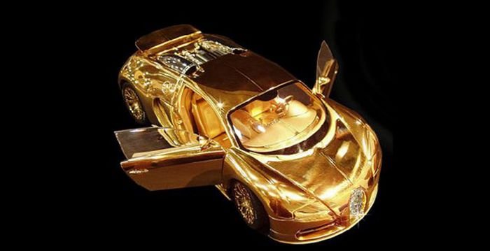 Миниатюрная золотая модель Бугатти Вейрон (2 фото)