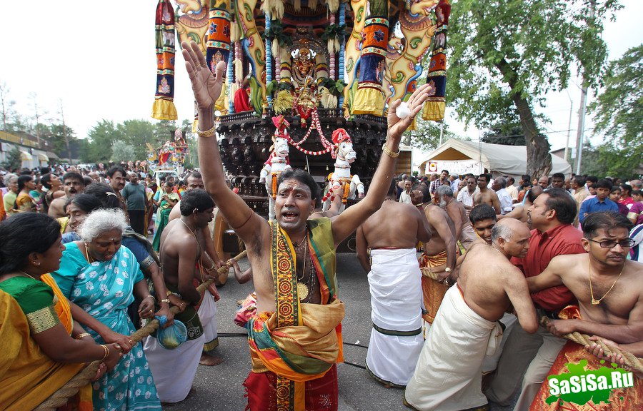 Индуистский праздник Ганеша в Торонто (14 фото)