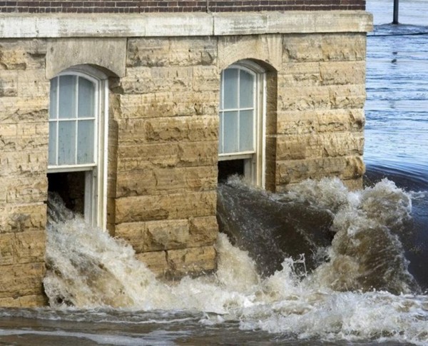 Мощное наводнение в Айове (3 фото)
