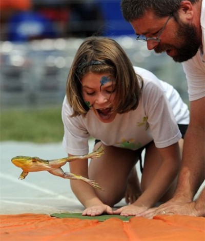 Ежегодный фестиваль летающих лягушек в Огайо (14 фото)