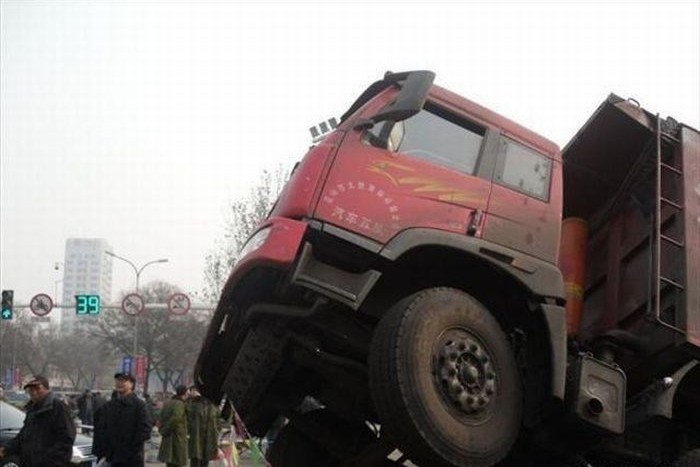 В Китае провалился грузовик (6 фото)