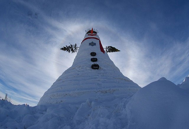 Самый большой в мире снеговик (8 фото)