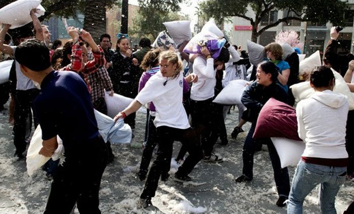 Веселый бой подушками в Сан-Хосе (5 фото)