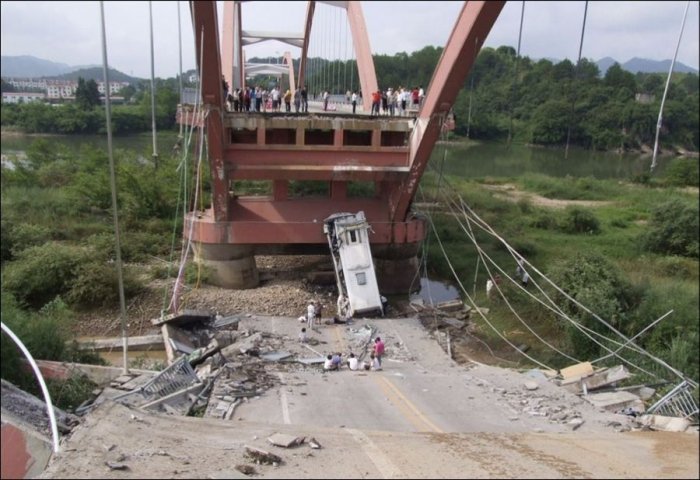 Обрушение моста (2 фото)