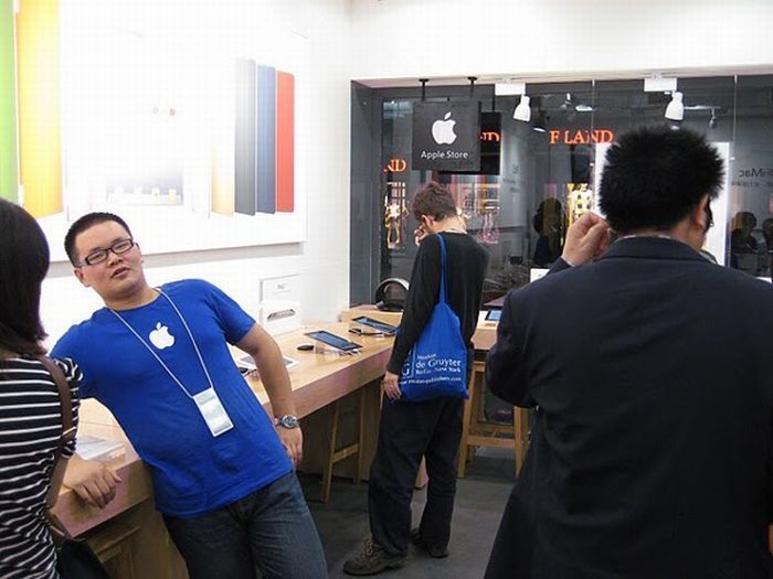 В Китае работает поддельный магазин Apple Stoer (8 фото)