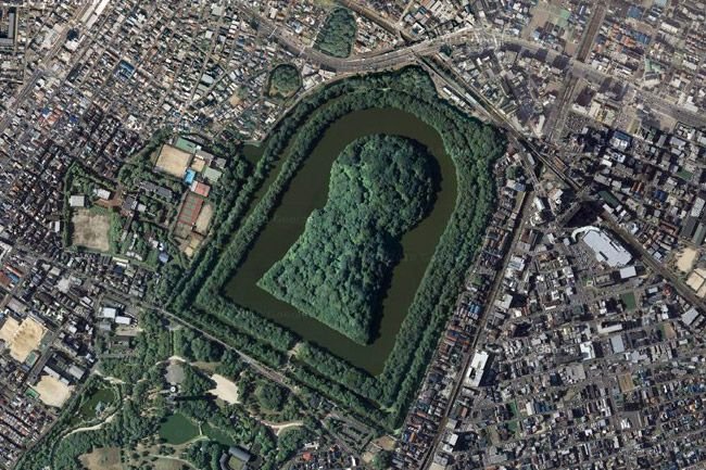 Самая большая гробница в мире - курган в Осаке (3 фото)