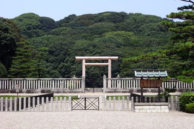 Самая большая гробница в мире - курган в Осаке (3 фото)