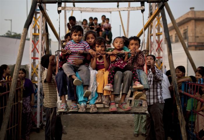 Колесо обозрения на человеческой тяге в Индии (3 фото)