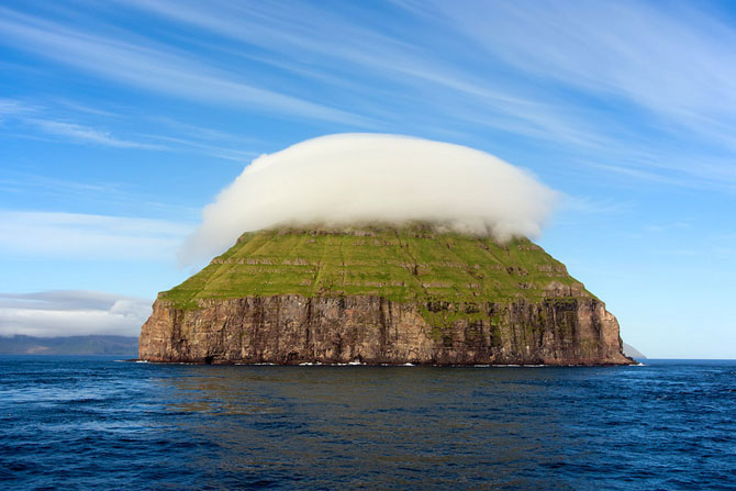 Остров с короной из облаков (8 фото)
