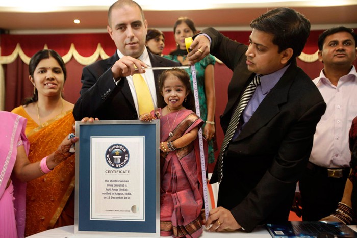 18-летняя индианка стала самой маленькой женщиной в мире (4 фото)