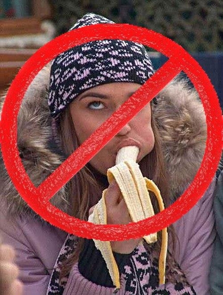 Как приличной девушке на улице банан кушать?:) (2 фото)