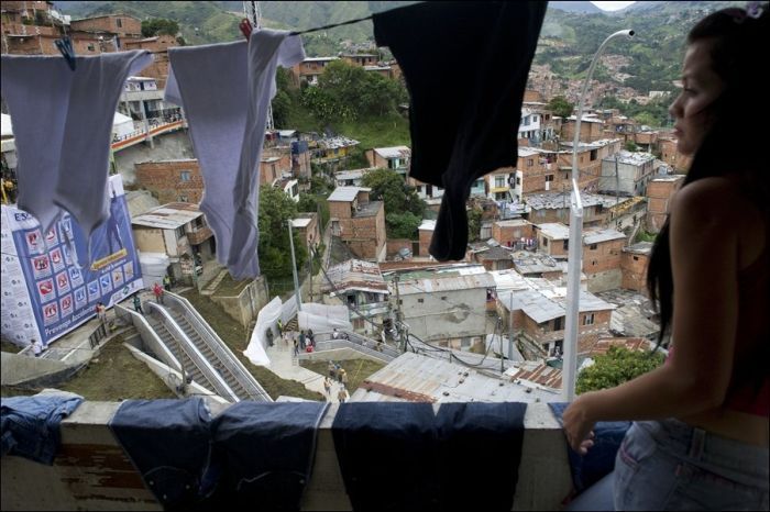 Эскалаторы в колумбийских трущобах (4 фото)