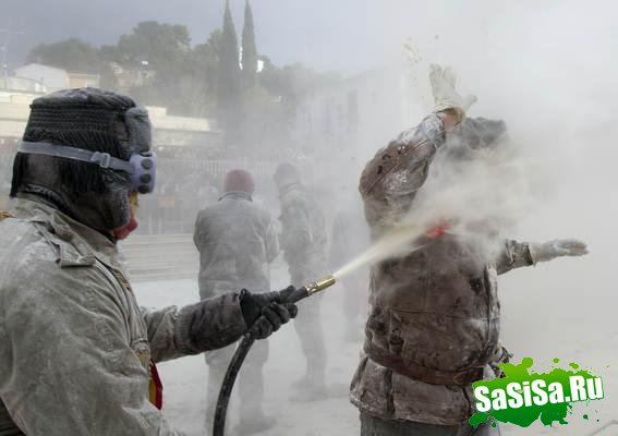 Битва мукой в День дураков в Испании (8 фото)