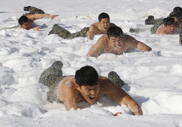 Тренировки в снегу в Корее (19 фото)