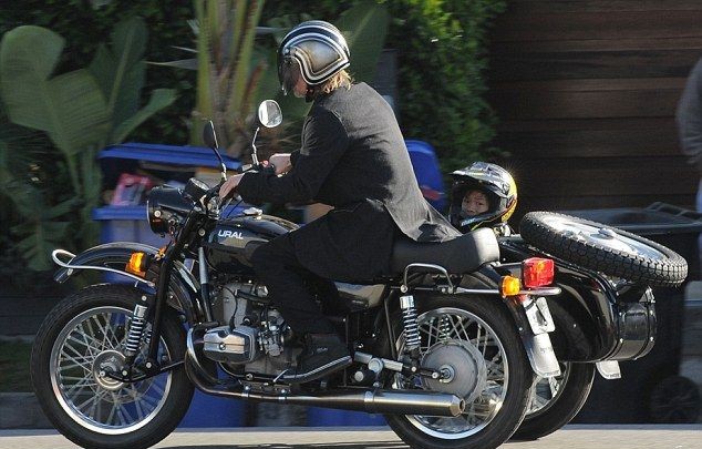 Брэд Питт знает толк в мотоциклах (3 фото)