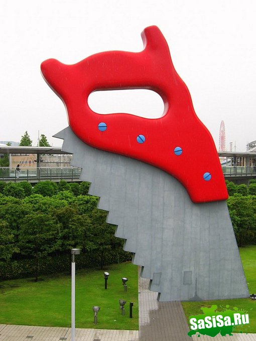 Гигантские скульптуры Claes Oldenburg (13 фото)