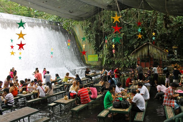 Ресторан у подножия водопада (5 фото)
