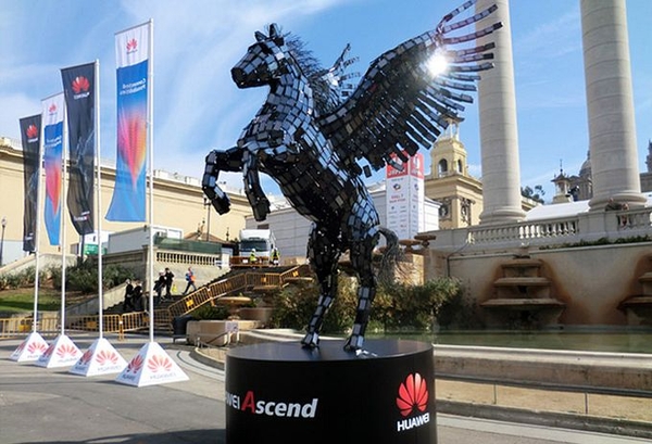 Массивная скульптура Пегаса из 3500 смартфонов (4 фото)
